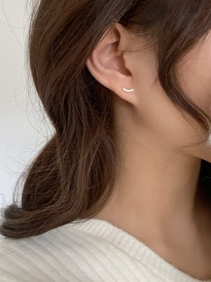 Sleep without picking S925 sterling silver plated 14k gold smile earrings simple arc temperament earrings flash diamond earrings female Ouni Na