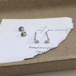 color: White gold (with silver earplugs)