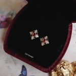 color: Pair of white gold (with silver earplugs)