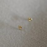 Korean ins style three-grain round bead earring full body S925 silver plated 14K gold sleep free ear hole ear Ouni Na