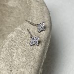 color: White gold [with silver plug]]