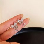 color: Pair of white gold (including silver ear plug)
