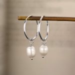 color: White gold pearl earrings