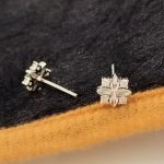 color: White gold [with silver plug]]