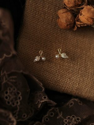 S925 Sterling Silver Plated 14K Gold Diamond-encrusted Shiny Pearl Small Earrings Female Designer Fashion Elegant Pearl Earrings