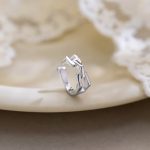 color: White gold chain-shaped ear clip