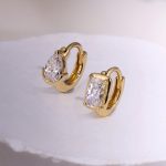 color: Drop-shaped single 18K gold