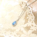 color: White gold-aquamarine zirconium