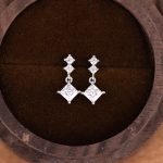 color: Square stud earrings-white gold