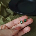 color: Pair of golden green diamond (including ear plug)