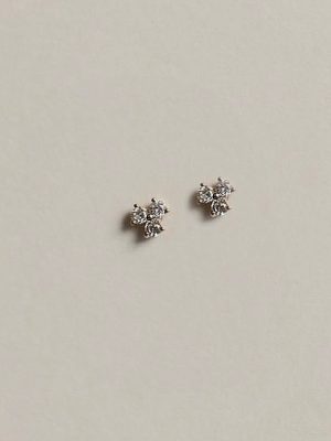 Beware machine ~ S925 sterling silver plated 18K gold zircon mini three-petal ear nail ear bone nail minimalist overlapping earrings