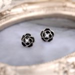 color: White gold-black