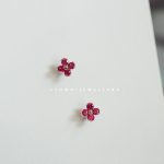 color: Pair of white gold (with silver earplugs)