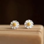 color: A pair of daisy earrings (with rubber plug)