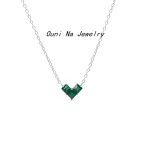 color: White gold-emerald