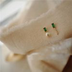 color: A pair of emerald asymmetric stud earrings / size: 14K Gold