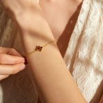 S925 sterling silver gold-plated four-leaf clover garnet bracelet women's light luxury design clavicle chain Ouni Na
