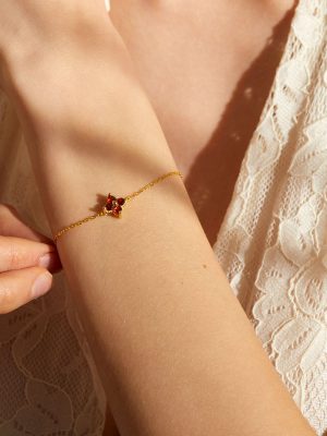 S925 sterling silver gold-plated four-leaf clover garnet bracelet women's light luxury design clavicle chain Ouni Na