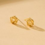 color: Gold color [five-pointed star]]