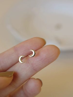 Japanese and Korean S925 Sterling Silver Plated 14K Golden Face Moon Earrings Women's Simple Design Light Plate Small Crescent Earrings Ouni Na