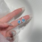 color: White gold stud earrings