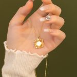 color: Gold color [necklace]]