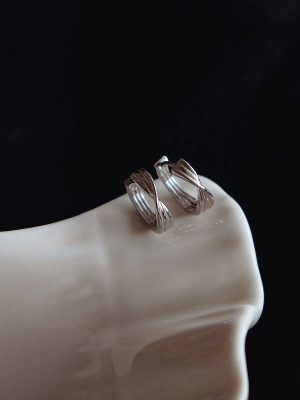 Light and Shadow ~ S925 Sterling Silver Plated Platinum Sculpture Deconstruction Modeling Ear Buckle Plain Face Very Simple and Thin Knot Line Circle Earrings HME