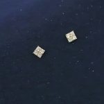 color: Gold (including silver ear plug)