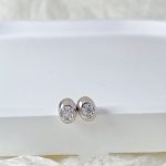 color: White gold [with silver earplugs]]
