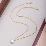 color: Buttons pearl chain / Style: Silver/White Gold