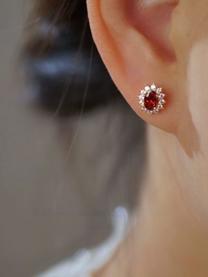 S925 Sterling Silver Inlaid Garnet Zircon Earrings for Women Retro High-grade Light Luxury All-match Earrings for Ouni Na