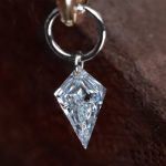 color: White gold kite stone single