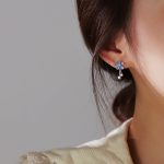 color: Pair of white gold (including silver ear plug)