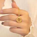 color: Gold color [necklace]]