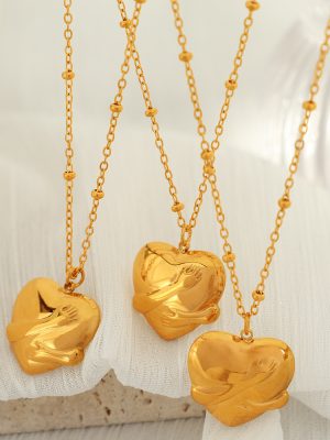 Popular Three-Dimensional Hand Holding Love Pendant Light Luxury Stainless Steel 18K Gold Necklace Jewelry