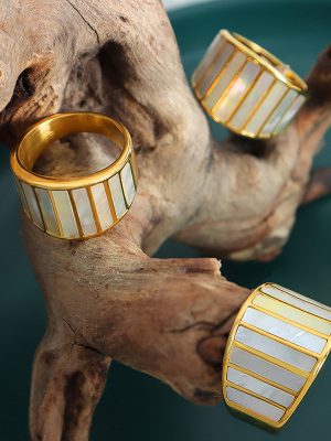 French New Design Retro White Sea Shell Ring Wide Version Exaggerated and Personalized Stainless Steel Metal Ring for Women