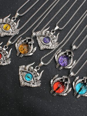 New exaggerated personalized women's devil's eye pendant necklace with spot drill clavicle chain decoration.