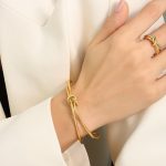 color: Z159-Gold Bangle -Inner Circumference 18.5cm