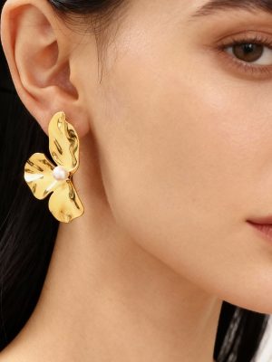 Stainless Steel Three-Petal Flower about Shell Pearl Earrings Points All-Match Earrings 18K Gold Plating