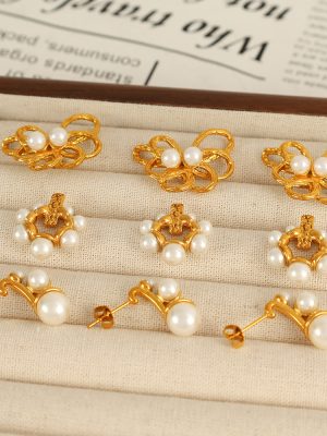 Light Luxury Temperament Pearl Earrings Unique Design Ear Studs Commuting