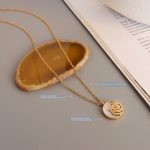 French Retro Design Rose Shell Inlaid Zircon round Plate Pendant Necklace Stainless Steel 18K Gold Plated Jewelry