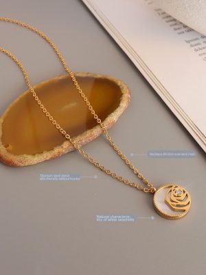 French Retro Design Rose Shell Inlaid Zircon round Plate Pendant Necklace Stainless Steel 18K Gold Plated Jewelry