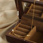 French Style New Design Simple Stainless Steel Gold-Plated Roses Pendant with Freshwater Pearl Necklace Ornament
