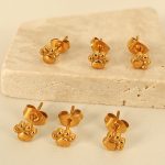 New Simple and Fresh Cute and Compact Cat Paw Print Stud Earrings for Women 18K Stainless Steel Earrings Jewelry