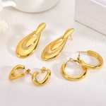 Stainless steel earrings, light luxury, high-end, exaggerated earrings, designer gold retro stud earrings for women.