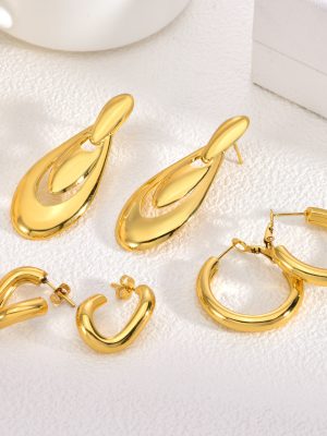 Stainless steel earrings, light luxury, high-end, exaggerated earrings, designer gold retro stud earrings for women.