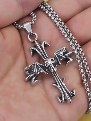 New skull and crossbones necklace, personalized hip hop street punk men's ornament.