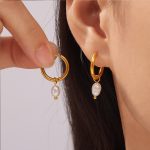 Hepburn Graceful Elegant Gentle Freshwater Pearl Earrings Geometric Simple Personalized All-Match Stainless Steel Gold-Plated Earrings