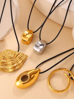Vintage Metal Black Rope Necklace Shell Geometric Ring Pendant Design Personality Affordable Luxury Sweater Chain