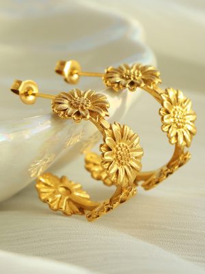 Retro Artistic Small Daisy Earrings 18K Personality Design Simple Earrings Popular Flower Series